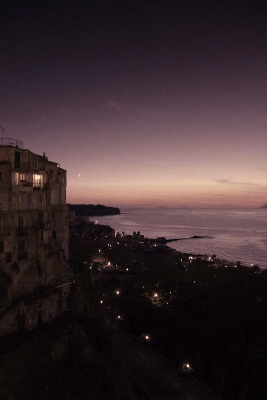 Küstenstadt Tropea bei Abenddämmerung, Mondlicht über dem Tyrrhenischen Meer
